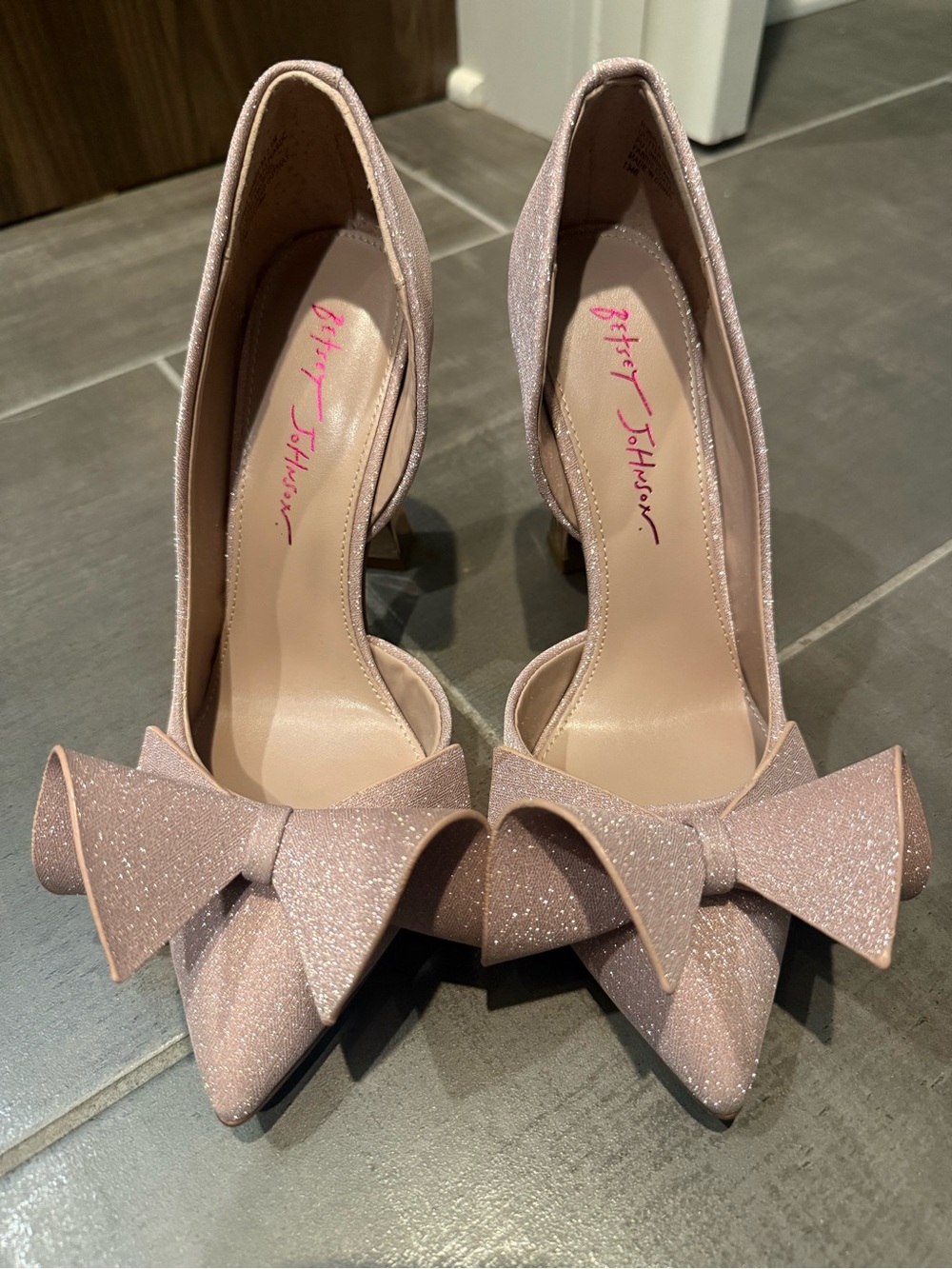 Betsey Johnson Nobble Pump- dusty pink glitter